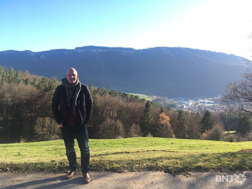 Laurent Schaffter qui pose aux Golats devant la vue sur une partie de la ville.