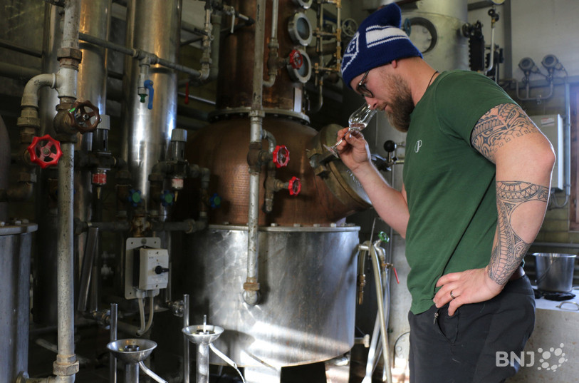 « Mon nez est mon outil de travail », explique Hervé Blanchard, l’un des seuls distillateurs professionnels de la région.