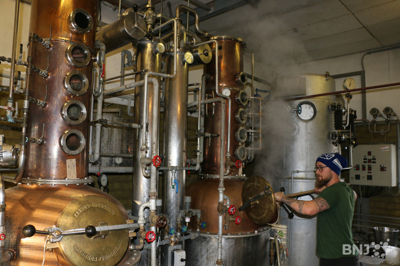 Hervé Blanchard travaille avec deux alambics, qu'il nettoie soigneusement entre chaque distillation.