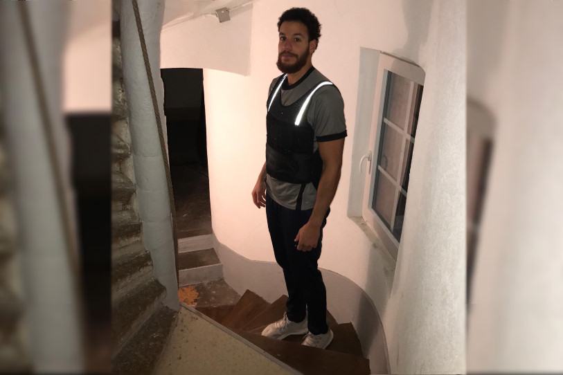 Eric Fongué s'entraîne dans les escaliers de son immeuble, une veste lestée de poids sur les épaules (photo : Eric Fongué).