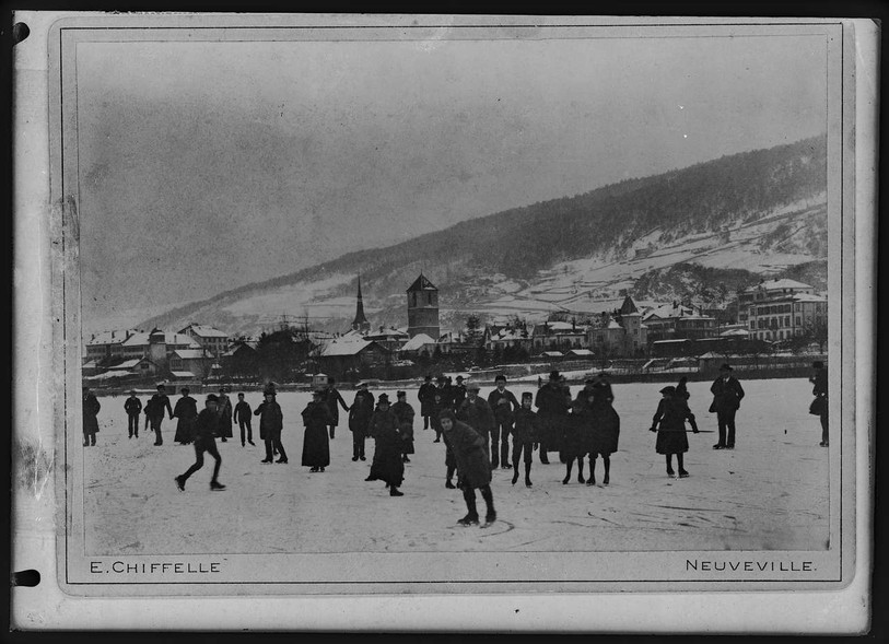 Patineuses et patineurs à l’œuvre au large de La Neuveville, ici en 1929.