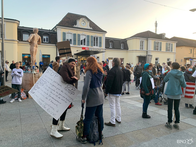 Une manifestation contre les mesures sanitaires liées au coronavirus s'étaient tenue fin octobre à Delémont. Le médecin dénoncé au Parlement y avait participé (photo: archive).