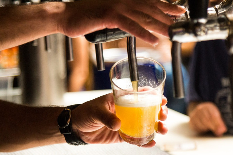 Au niveau national, le taux d'accidents avec victimes graves provoqués par l'alcool a augmenté. Il est passé de 0,4 accidents pour 10'000 personnes en 2018 à 0,44 en 2019 selon le bilan du TCS. (Photo libre de droits)