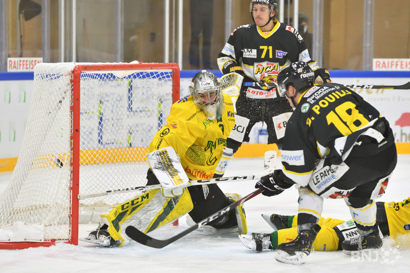 Bastien Pouilly restera éternellement le premier buteur de la nouvelle patinoire de Porrentruy. (photo archives : Georges Henz).