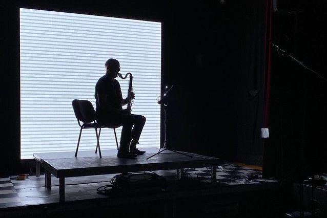 Un des musiciens de l'ESN en plein enregistrement du Sacre du Printemps au QKC. (Photo : Mona Juillard, ESN)