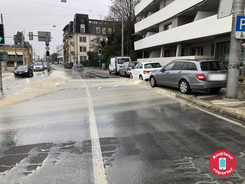 Des quantités d'eau se déversent sur le quai Philippe-Godet à la suite d'une rupture de canalisation.