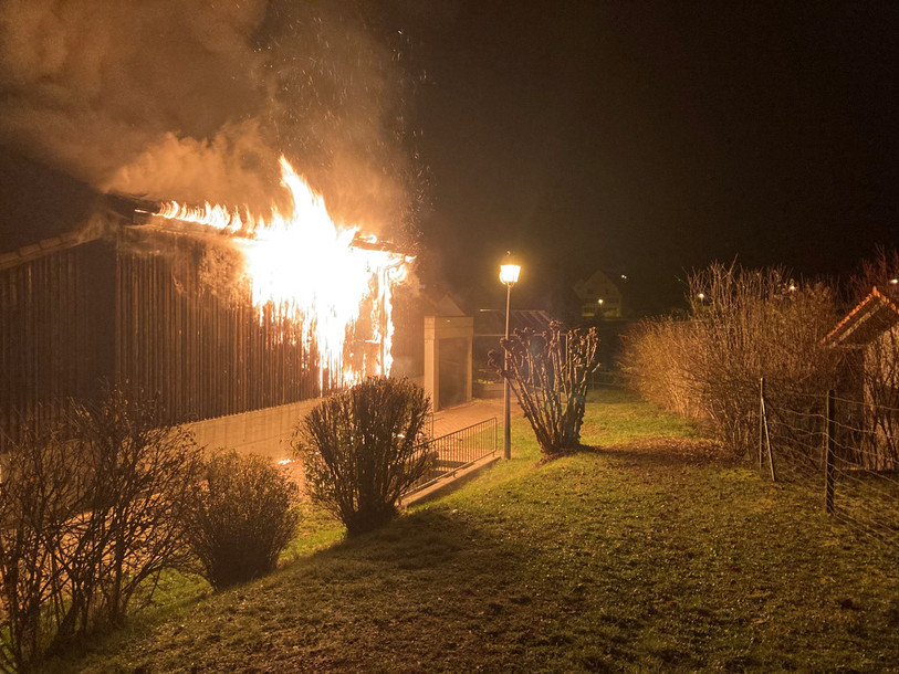 Le feu s'est emparé de l'arrière de la Halle polyvalente de Coeuve (photo: police cantonale jurassienne)