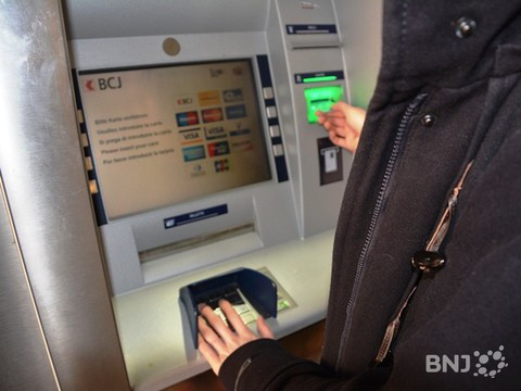 Les principales banques de la région n'ont pas l'intention de se passer des bancomats (photo: archives).
