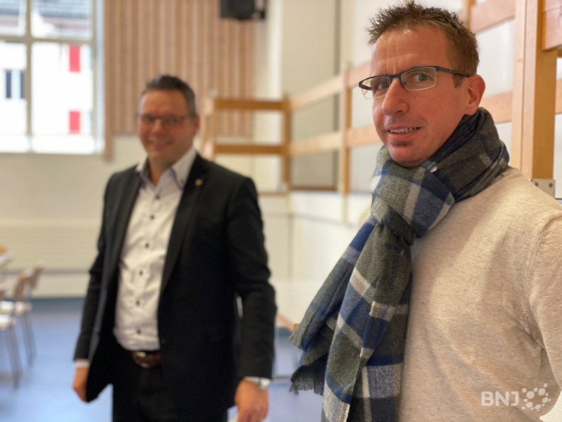 Le nouveau maire de Corgémont se nomme Denis Bessire (premier plan). Il a battu l'UDC Michel Tschan (arrière-plan) dimanche.