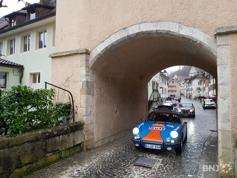 Les véhicules historiques qui participent au rallye ont traversé la vieille ville de St-Ursanne.