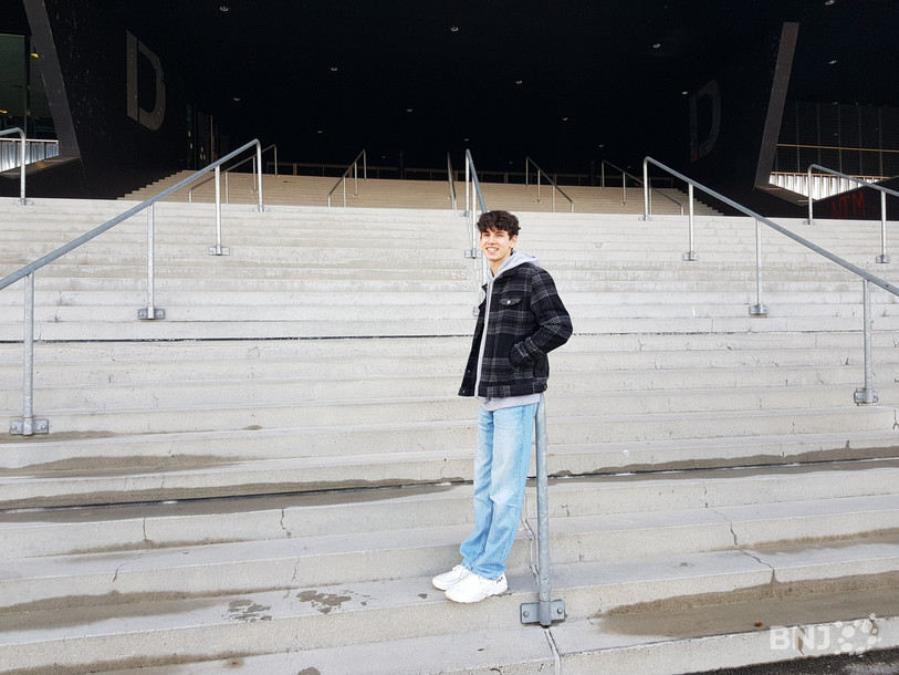 Le chanteur neuchâtelois Robin Dylon devant le stade de la Maladière à Neuchâtel.