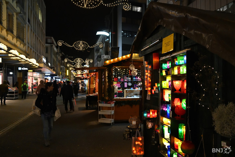 Le marché de Noël de Bienne ne pourra pas proposer de vin chaud ou de sucreries à consommer dehors cette année. (Photo: archives - Georges Henz)