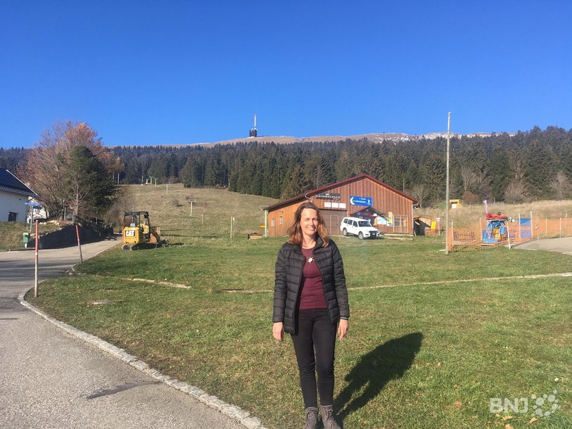 Liliane Darioly qui pose devant le téléski Nods-Chasseral et devant l'antenne du Chasseral.