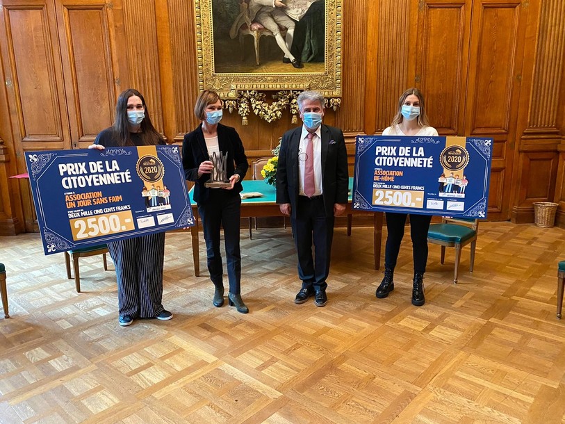 A gauche : Jeanie Santana Souza pour Un jour sans faim, à droite Marine Masgonty pour l’association Be-Hôme, entourent Thomas Facchinetti, président de la Ville, et Nathalie Randin, présidente du jury. Crédit : SP.