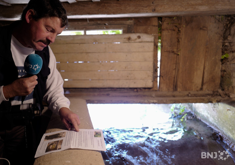 Jérôme Beuchat devant l'arrivée d'eau à l'intérieur du moulin de Soulce.