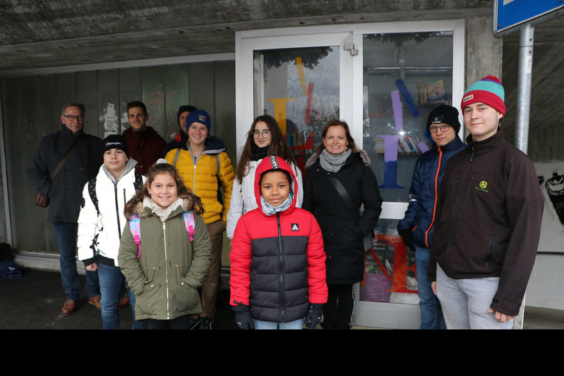 Une délégation d’élèves et d’enseignants à l’heure de l’inauguration des cabines à livres.