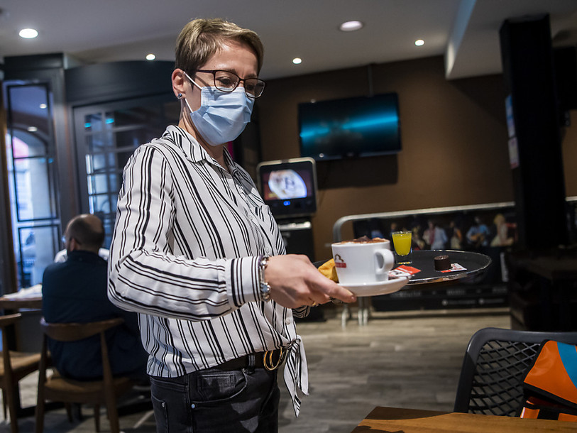 Les restaurants pourront rouvrir à Neuchâtel le 10 décembre mais pas les bars. (Photo d'archive : KEYSTONE / Jean-Christophe Bott).