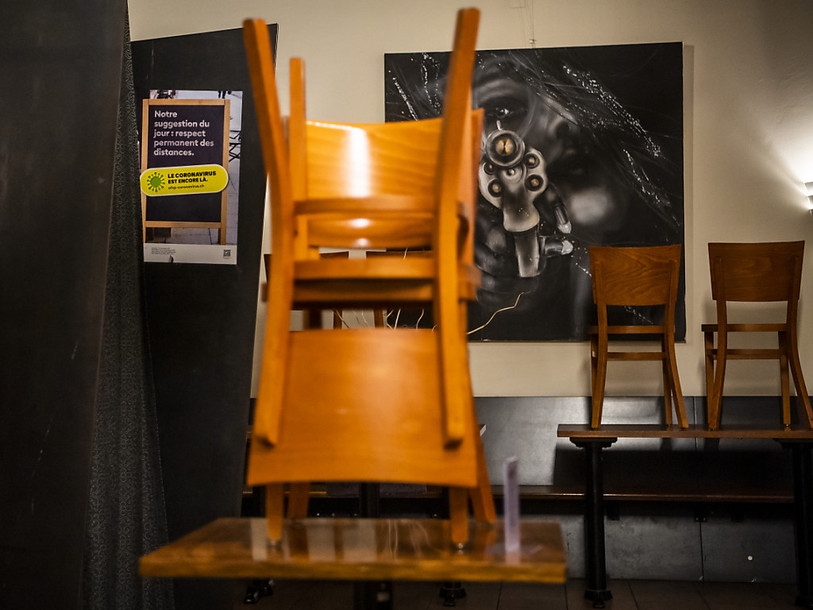 En cas de faillite causée par la crise sanitaire, les restaurateurs ne devront pas attendre dix ans pour renouveler leur patente. (Photo : Keystone/Jean-Christophe Bott).