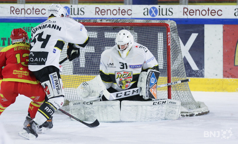 Stefan Müller dans ses oeuvres à Sierre (photo : Mauricette Schnider).