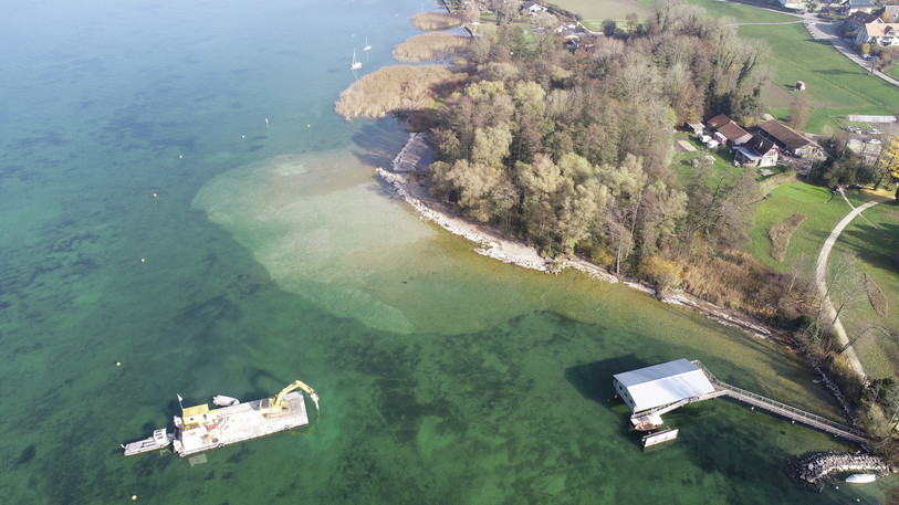 Le remblai terminé recouvre le site archéologique du Néolithique. Le brise-lames, qui sera immergé en période de hautes eaux, stoppera l’érosion de la rive. (Photo : Service archéologique du canton de Berne / Carlos Pinto).