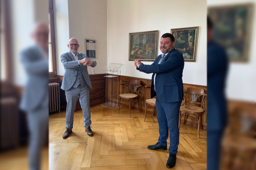 De gauche à droite : le maire de Develier Gabriel Chappuis et le maire de Delémont Damien Chappuis lors de la signature de la convention. (Photo : Municipalité de Delémont).