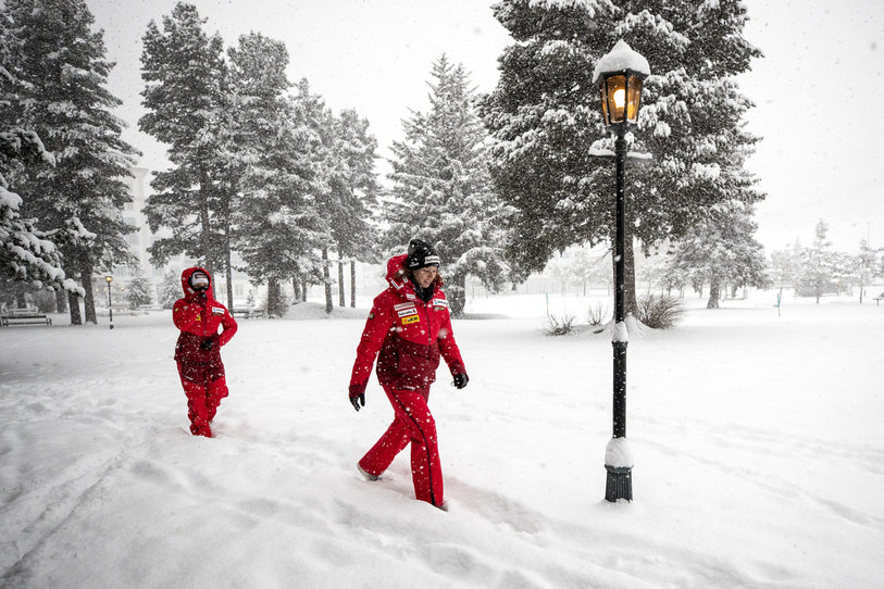 Les skieuses suisses Lara Gut-Behrami (à gauche) et Michelle Gisin vendredi dans la poudreuse de St-Moritz (photo : KEYSTONE/Alexandra Wey).