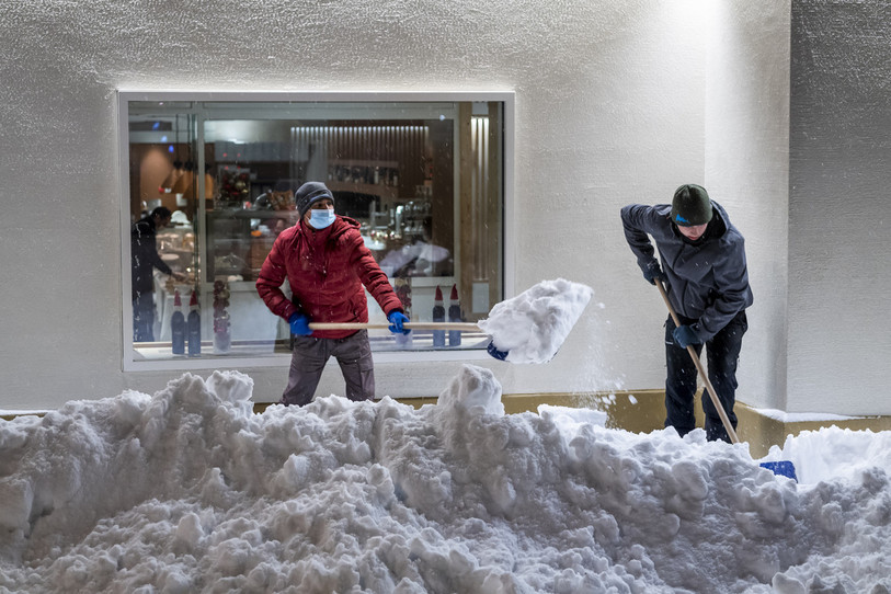 Les habitants de St-Moritz s'activent ce samedi matin, pour dégager la neige tombée dans la nuit (photo : KEYSTONE/Jean-Christophe Bott).