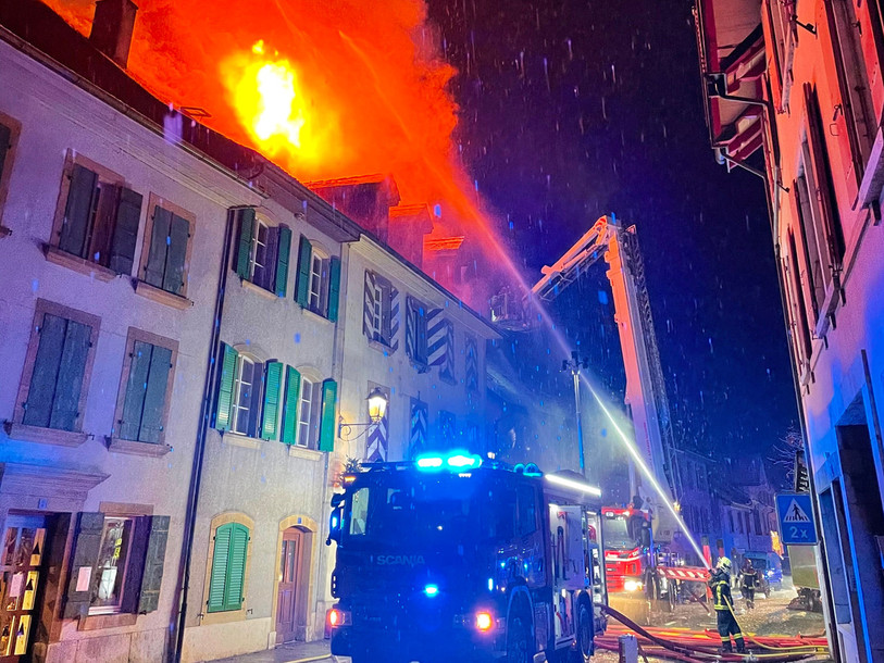L'incendie qui a ravagé l'ancien restaurant de La Couronne à Cressier a mobilisé 75 pompiers. (Photo : Police neuchâteloise)