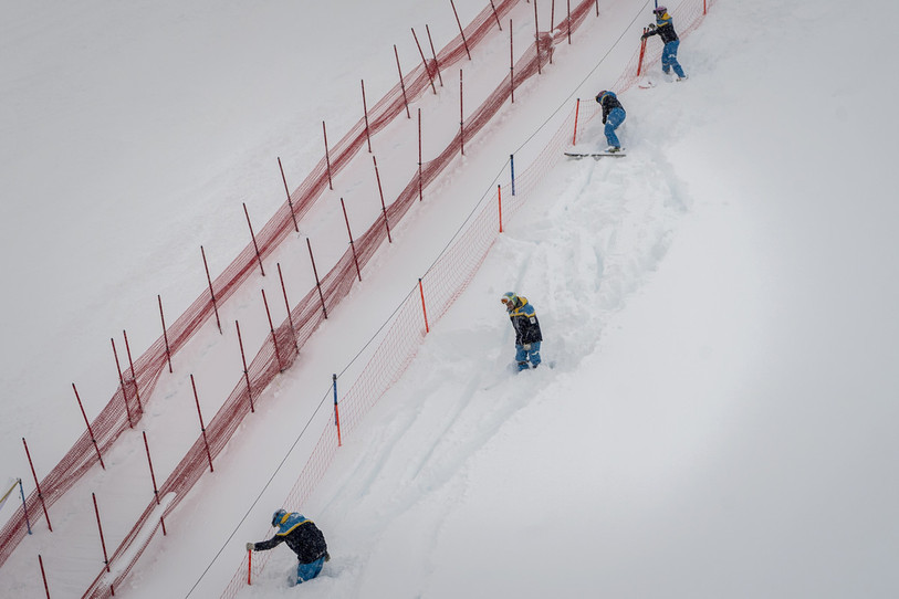 Malgré le travail des volontaires, aucune course n'a pu se dérouler ce week-end à St-Moritz (KEYSTONE/Jean-Christophe Bott).