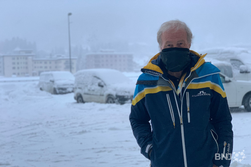 Martin Berthod, président du comité d'organisation de la Coupe du monde à St-Moritz, sous les chutes de neige incessantes.