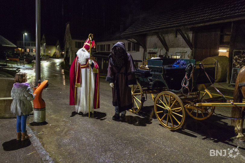 A Coeuve, le Saint-Nicolas et le Père Fouettard ont fait coucou de loin aux enfants du village.