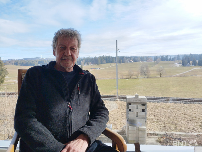 Alain Stocker, chez lui devant sa baie vitrée laissant apparaitre le paysage franc-montagnard. « Un tableau naturel de Coghuf », a-t-il glissé avec le sourire.