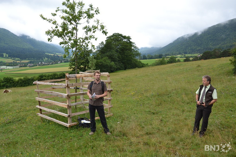 Anatole Gerber et Michel Walthert, respectivement responsable du projet et président du Parc Chasseral, ont présenté mardi les nouveaux aménagenagements réalisés sur le chemin des Anabaptistes
