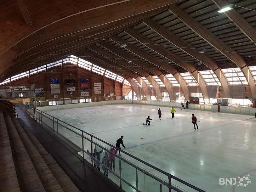 La patinoire des Ponts-de-Martel est entièrement gérée par les bénévoles de l'Union sportive. Malgré sa fermeture actuelle au public, elle accueille en ce moment régulièrement des classes du village.