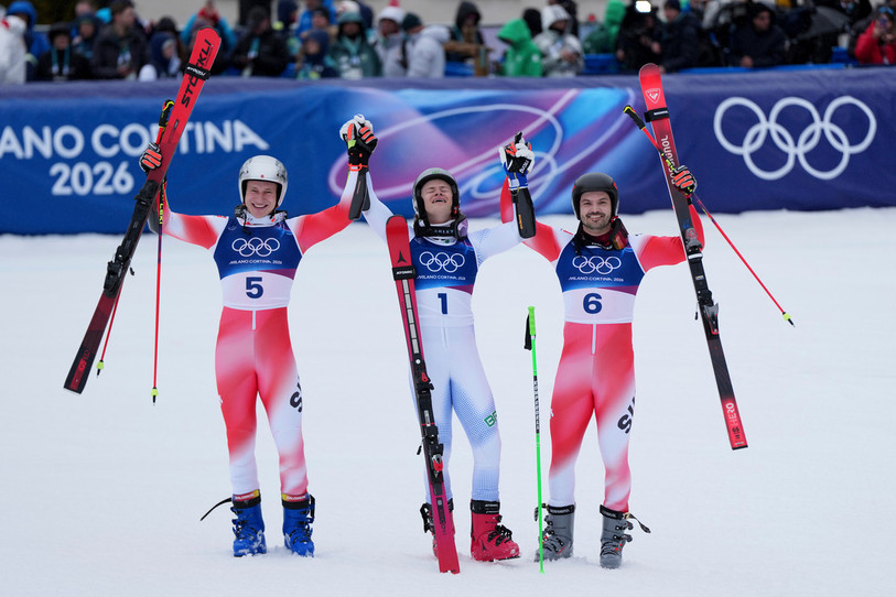 Lucas Pinheiro Braathen (au centre) avec Marco Odermatt (à gauche) et Loïc Meillard après le géant des JO 2026 à Bormio. (Photo : AP Photo/Julia Demaree Nikhinson)