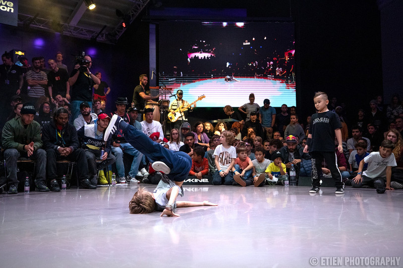 Deux jeunes danseurs en plein « battle » lors d'une Groove Session à Neuchâtel. Le Neuchâtelois Lotus (à gauche) et le Sibérien Malish. (photo : Groove Academy)