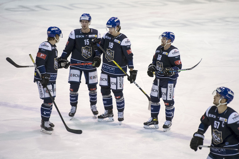 Les joueurs du HC La Chaux-de-Fonds n'auront pas passé le cap des quarts de finale des play-off cette saison. (photo : KEYSTONE/Jean-Christophe Bott).