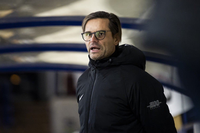 Thierry Paterlini a demandé son temps-mort dès la 7e minute de jeu après le deuxième but viègeois (photo : KEYSTONE/Jean-Christophe Bott).