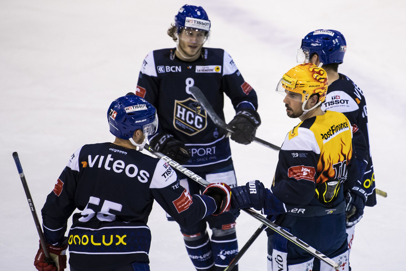 La joie des joueurs du HC La Chaux-de-Fonds (photo : KEYSTONE/Jean-Christophe Bott).