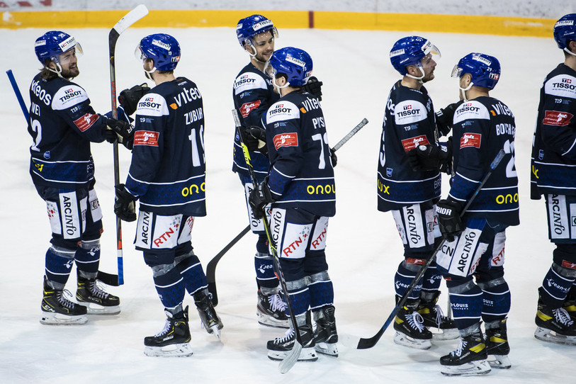 Les joueurs du HC La Chaux-de-Fonds se félicitent sur la glace des Mélèzes (photo : KEYSTONE/Jean-Christophe Bott).