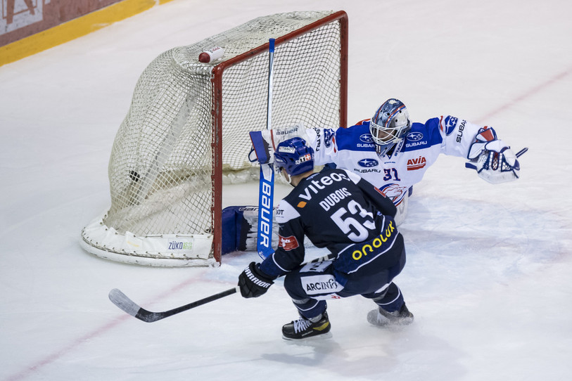 Jaison Dubois a inscrit les deux premiers buts du HC La Chaux-de-Fonds mardi soir face aux GCK Lions (photo : KEYSTONE/Jean-Christophe Bott).