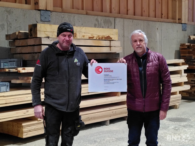Yves Bernard (à g.), patron de la scierie SYB, et André Tellenbach, président de Lignum Jura bernois.