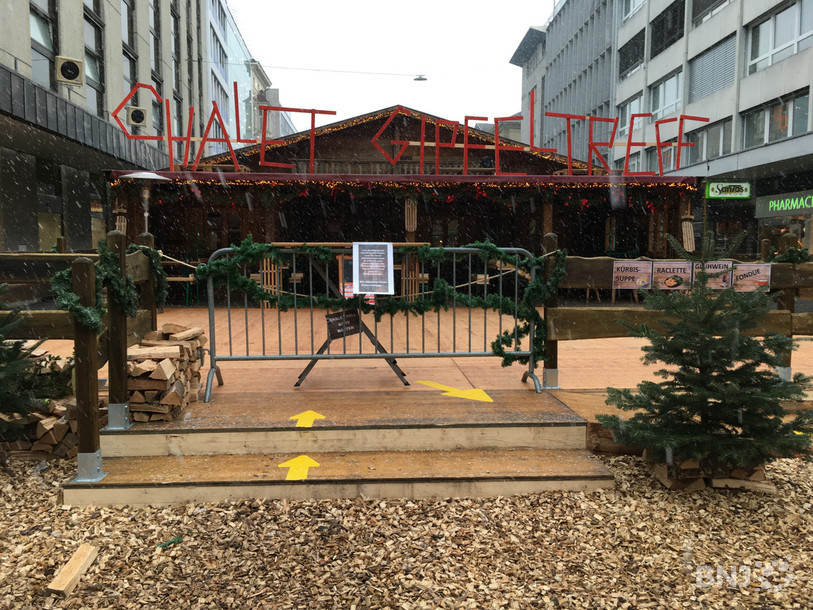 Le chalet « Gipfeltreff » a été obligé par le canton de Berne de fermer ses portes : il est considéré comme faisant partie du marché de Noël, où vendre de la nourriture à manger sur place est interdit. 
