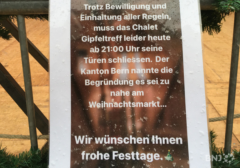 « Malgré l’autorisation et le respect de toutes les règles, le chalet Gipfeltreff doit malheureusement fermer ses portes aujourd’hui à 21h. Le canton de Berne a expliqué cette décision par une trop grande proximité du marché de Noël… », c’est ce qu’on peut lire devant le chalet. 