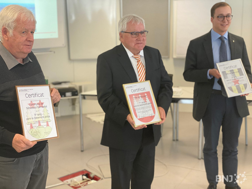 Un sentiment de reconnaissance éprouvé par le maire de Moutier Marcel Winistoerfer (au centre). La commune de St-Imier grimpe sur la deuxième marche du podium (ici à droite le conseiller municipal Corentin Jeanneret), juste devant Sonceboz-Sombeval (à gauche, son maire René Rimaz). 