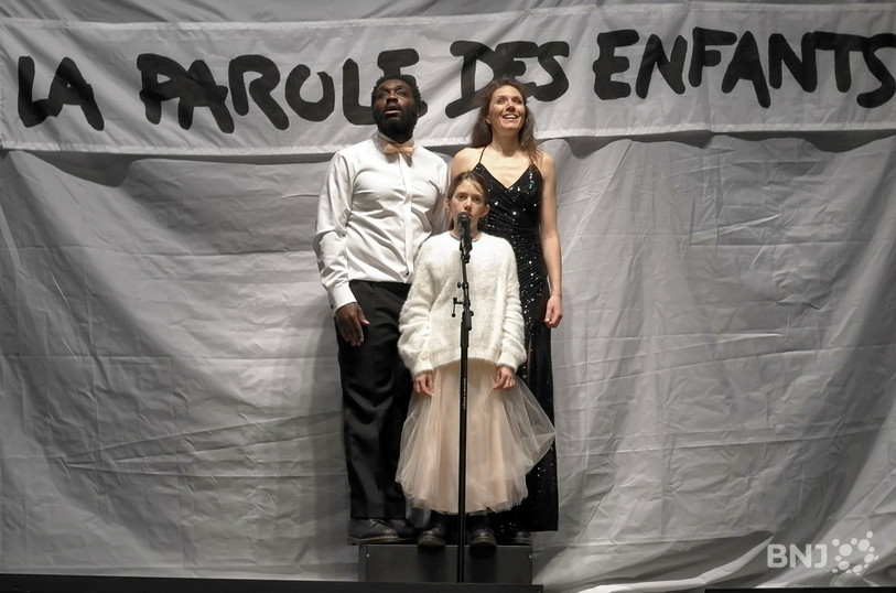 Cédric Djédjé, Zoé et Géraldine Dupla sur scène dans une pièce qui tente de donner la parole aux enfants.