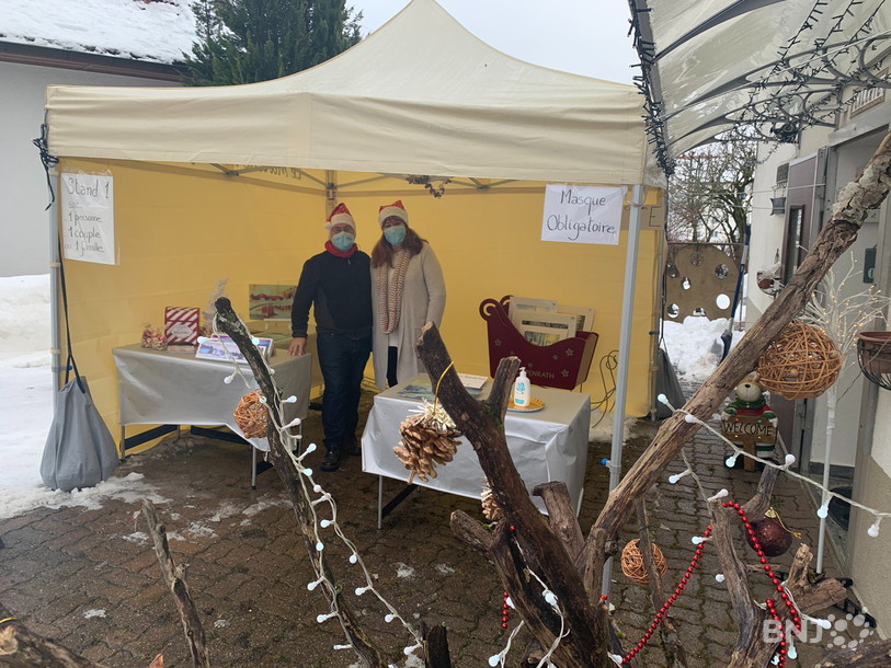 Les exposants attendent les visiteurs devant chez-eux ou dans des garages de la commune. Ici, devant le stand de Josette Mercier-Kornmayer et Robert Spaderna. Un parcours a été dessiné à travers le village, pour éviter une trop forte affluence au même endroit.