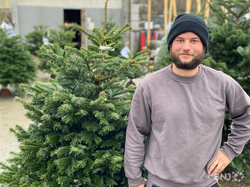 Kevin Nappiot, jeune paysagiste de St-Imier, organise cette année sa première vente de sapins. Il confirme que ses clients ressentent le besoin de créer une ambiance chaleureuse en ces temps difficiles.