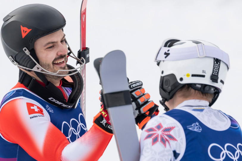 Le nouveau champion olympique de slalom Loïc Meillard est félicité par Henrik Kristoffersen, 3e de cette course. (Photo : KEYSTONE/MICHAEL BUHOLZER)