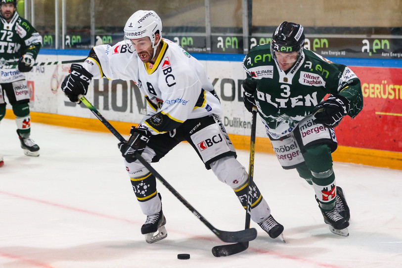 Philip-Michaël Devos (buteur en prolongations) et le HC Ajoie ont dû se démener pour se défaire de Daniel Carbis et d'Olten (photo : Mauricette Schnider).